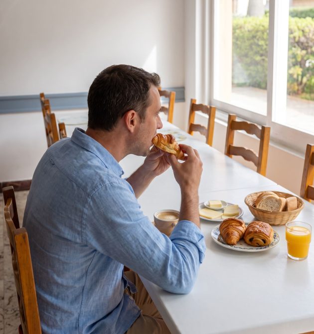 Guest_eating_breakfast_in_restau…_202608081946